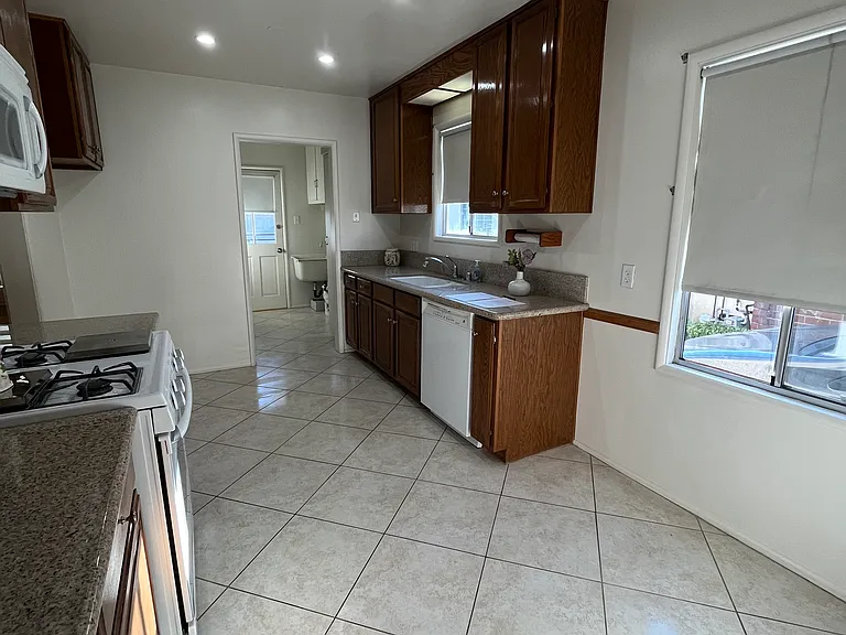13836 Cohasset St — Photo 7