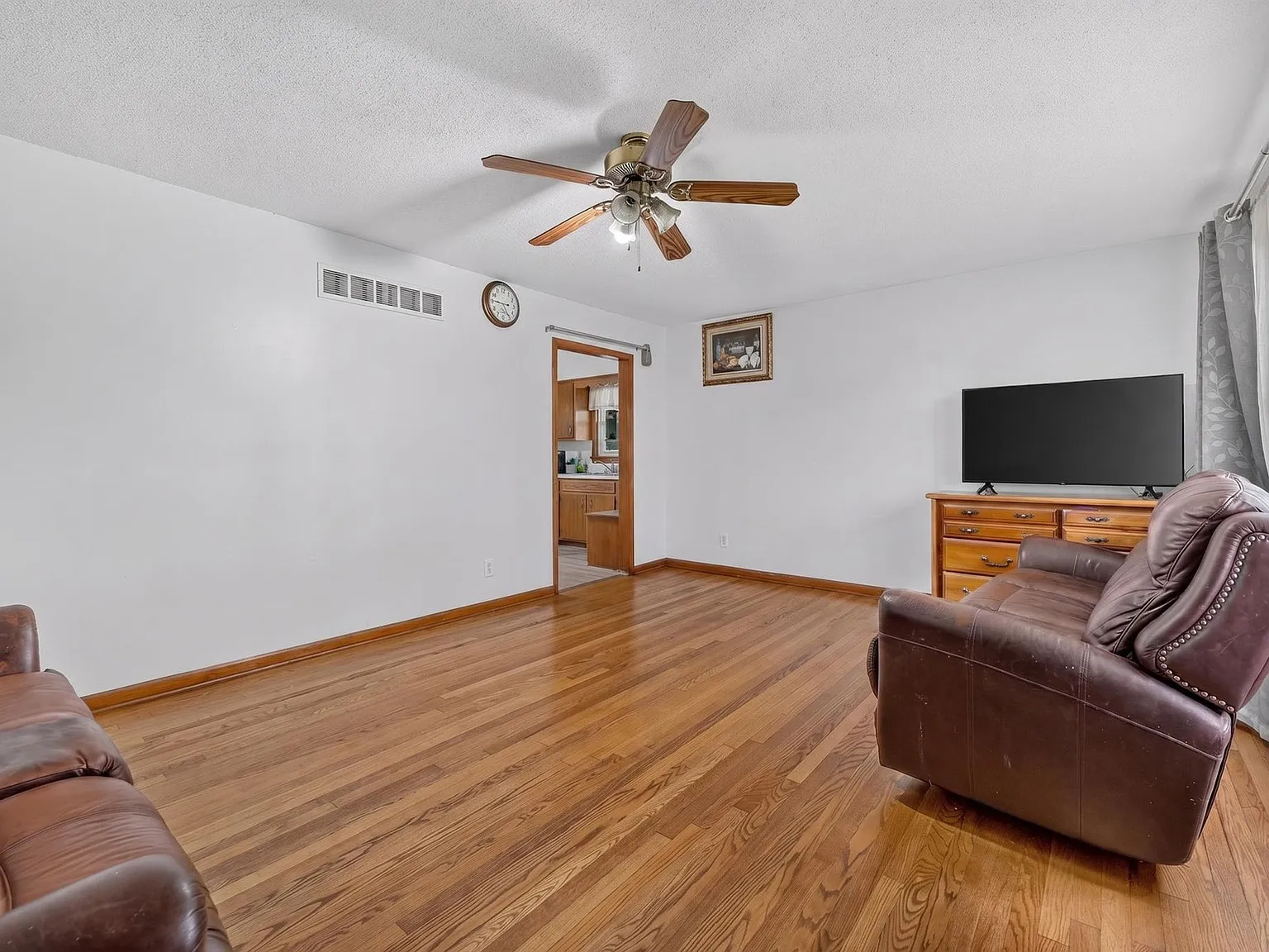 3 bed, 1.5 bath, 1420 sqft, $2,000 — Photo 2