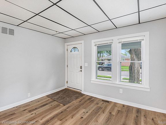 3rd image of 8233 Meadow Ave