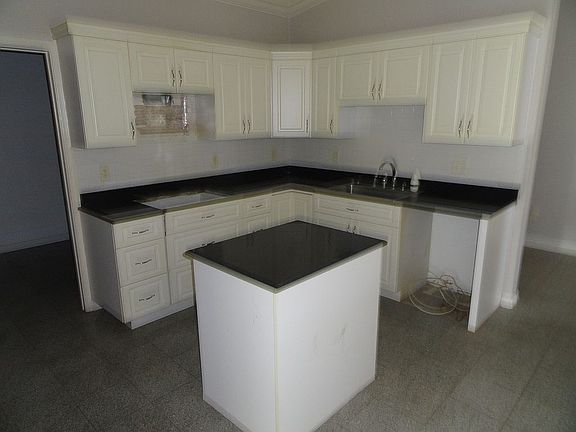 5th image of 255 Circle Dr E