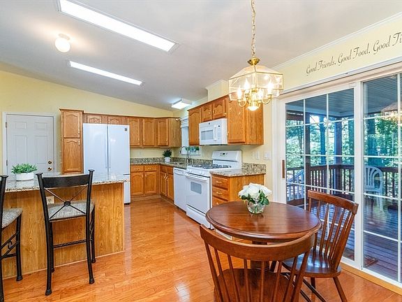 4th image of 307 Green St