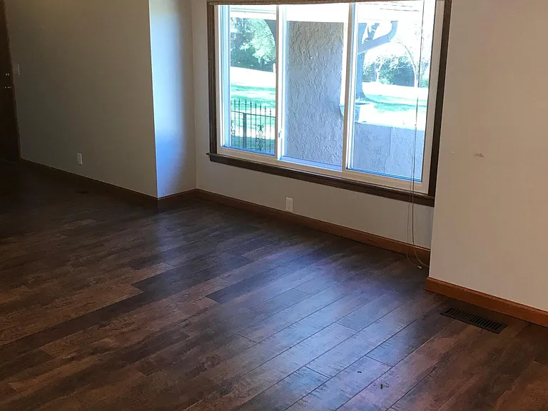 506 Hillwood Dr — Photo 3