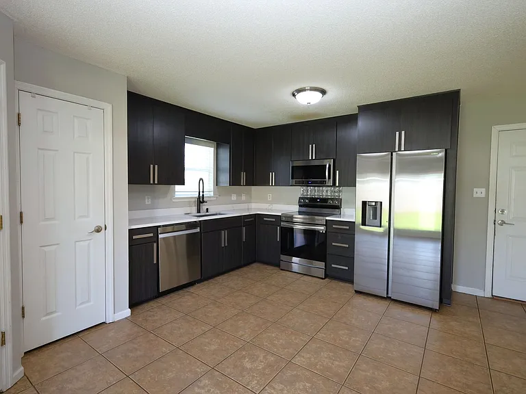 812 Madelyn St — Photo 3