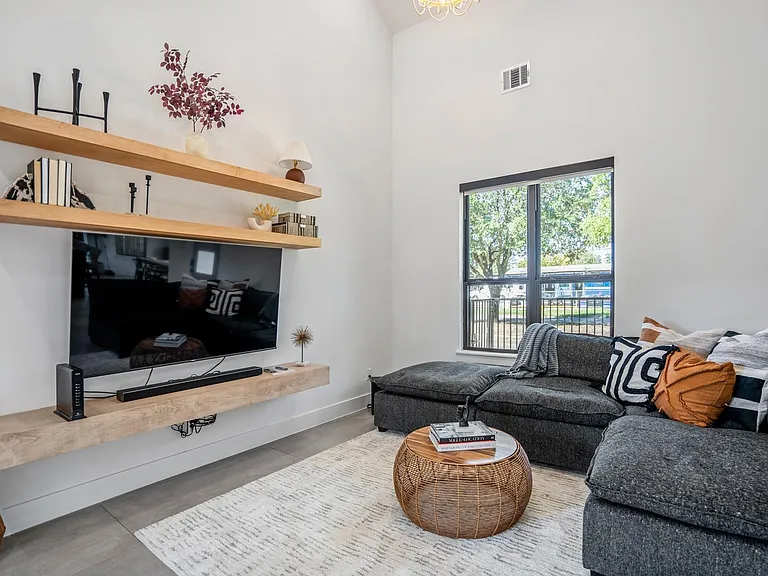 207 S Lockwood Dr #1 — Photo 9