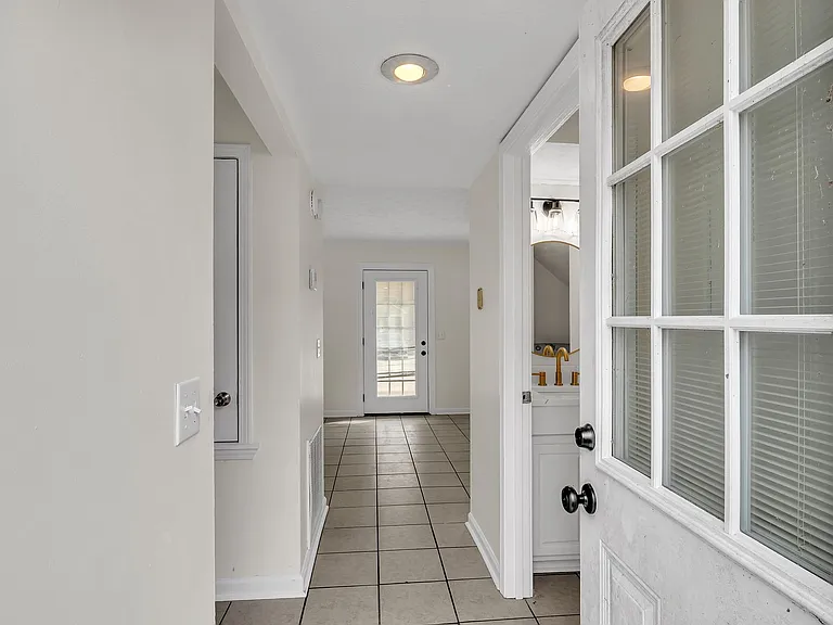 1056 N Montgomery St — Photo 18