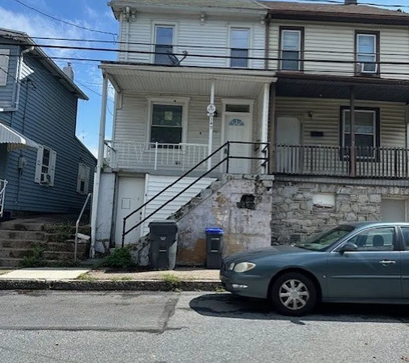 349 S 4th St