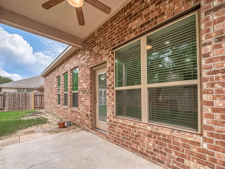 2261 Oak Circle Dr N — Photo 44