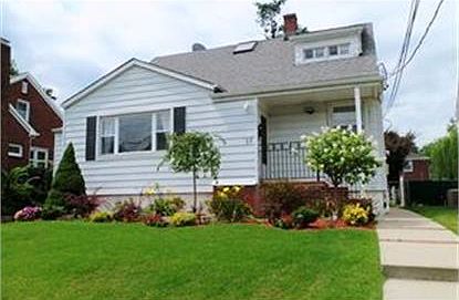 2nd image of 33 Marilyn Pl
