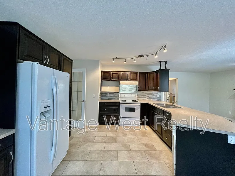 4 bed, 2.5 bath, 2275 sqft, $3,000 — Photo 2