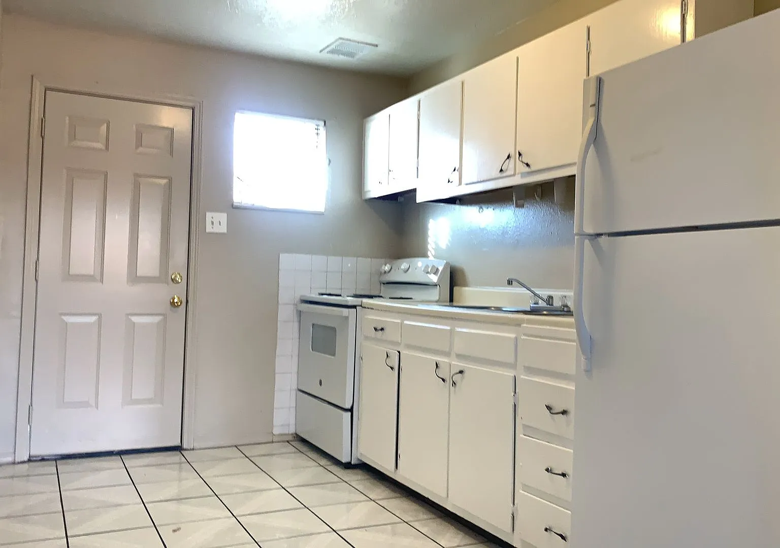 Spacious 2 Bedroom Apartment with Washer Included — Photo 1