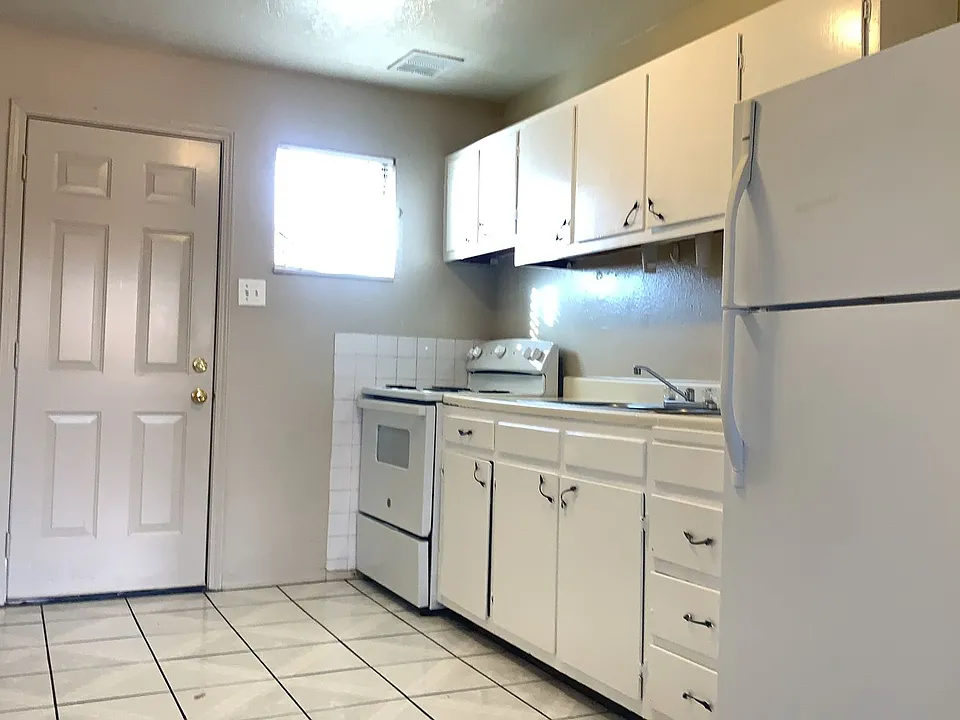 Spacious 2 Bedroom Apartment with Washer Included