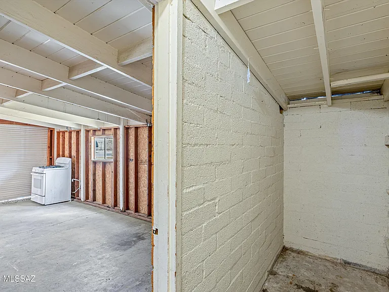 104 N Douglas Ave — Photo 29
