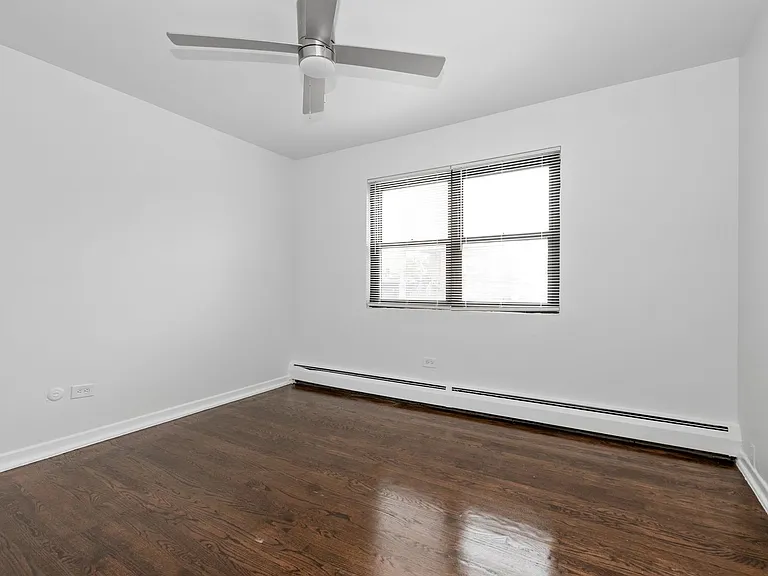 8039 S King Dr — Photo 16