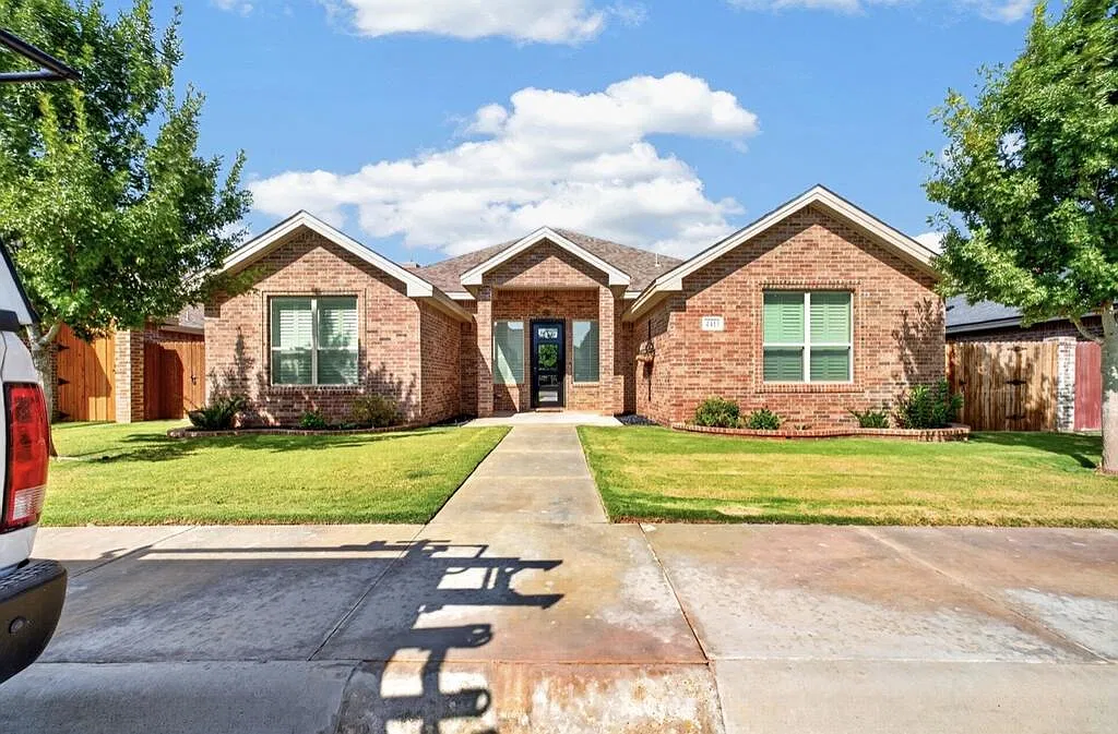 3 bed, 2.5 bath, 2472 sqft, $3,700 — Photo 4