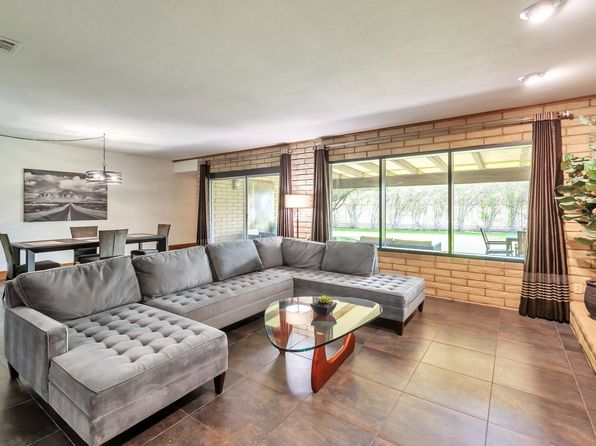 2115 E Balboa Dr