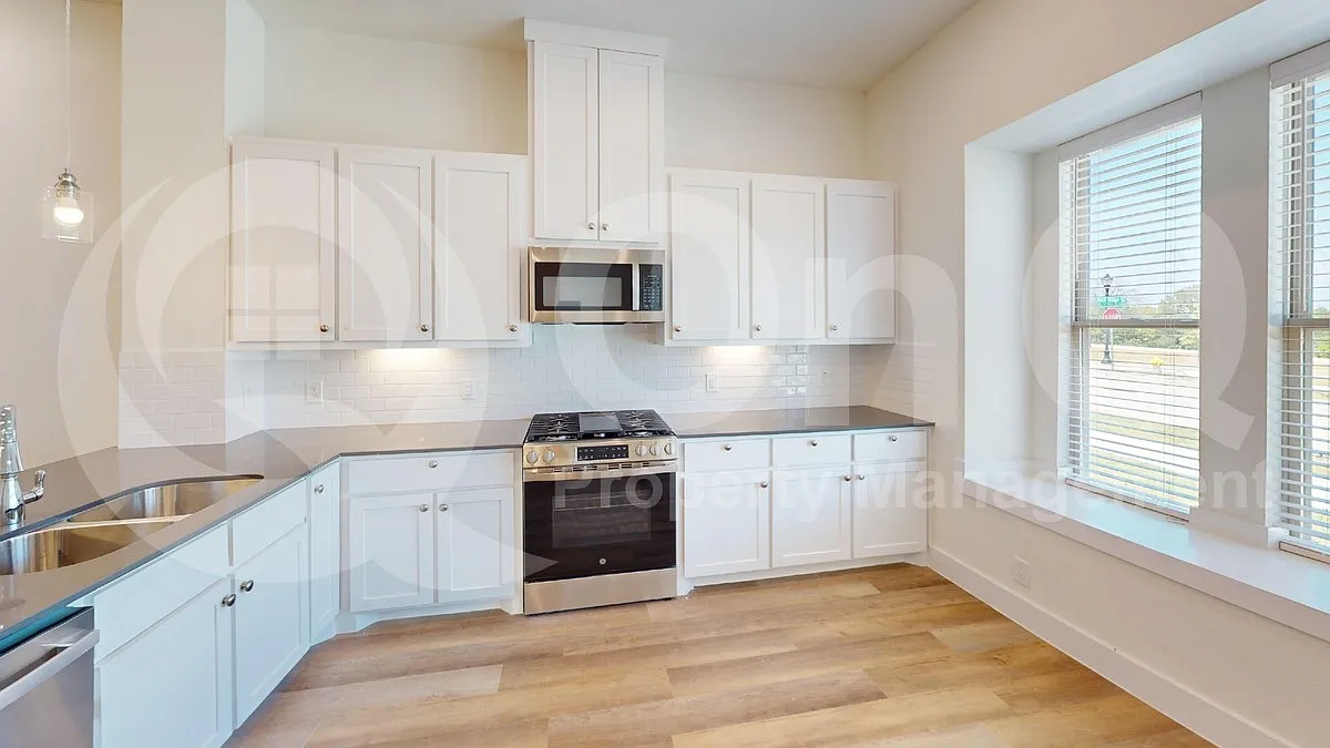 4 bed, 2.5 bath, 2159 sqft, $2,449 — Photo 4