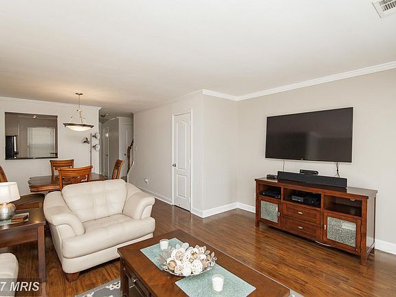 4th image of 4055 Chesterwood Dr #4055