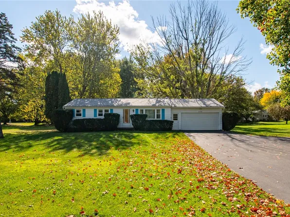 1556 Hennessey Rd, Ontario, NY 14519