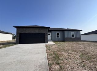 645 E Vivian St, Bolivar, MO 65613