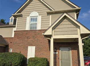 27601 Hidden Oaks Dr, Brownstown, MI