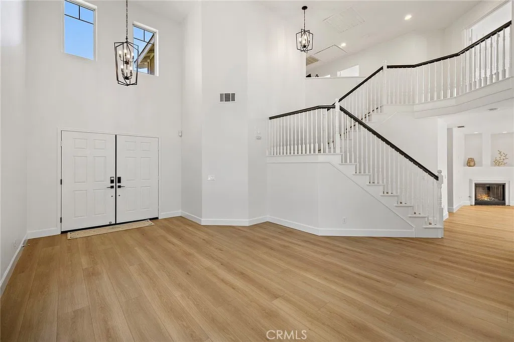 4 bed, 2.5 bath, 2600 sqft, $6,400 — Photo 3