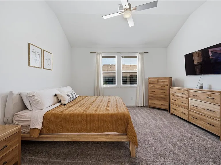 901 Utica Dr — Photo 13