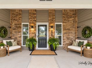 200 Lansford Dr, Benbrook, TX 76126