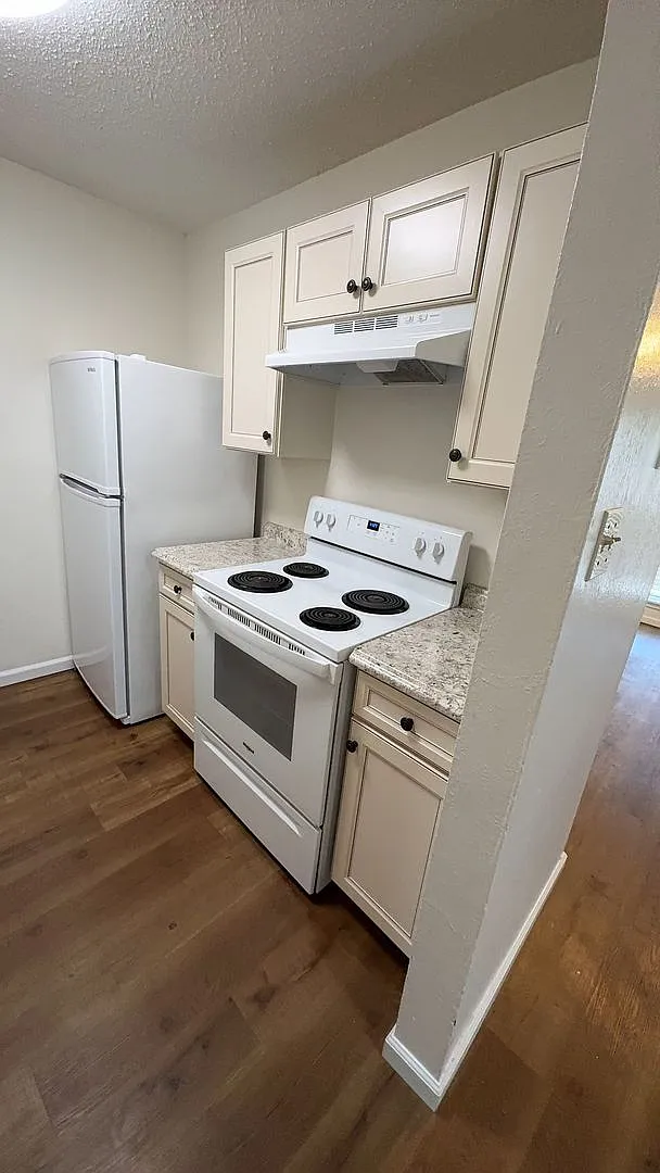 274 Monarch Dr — Photo 3