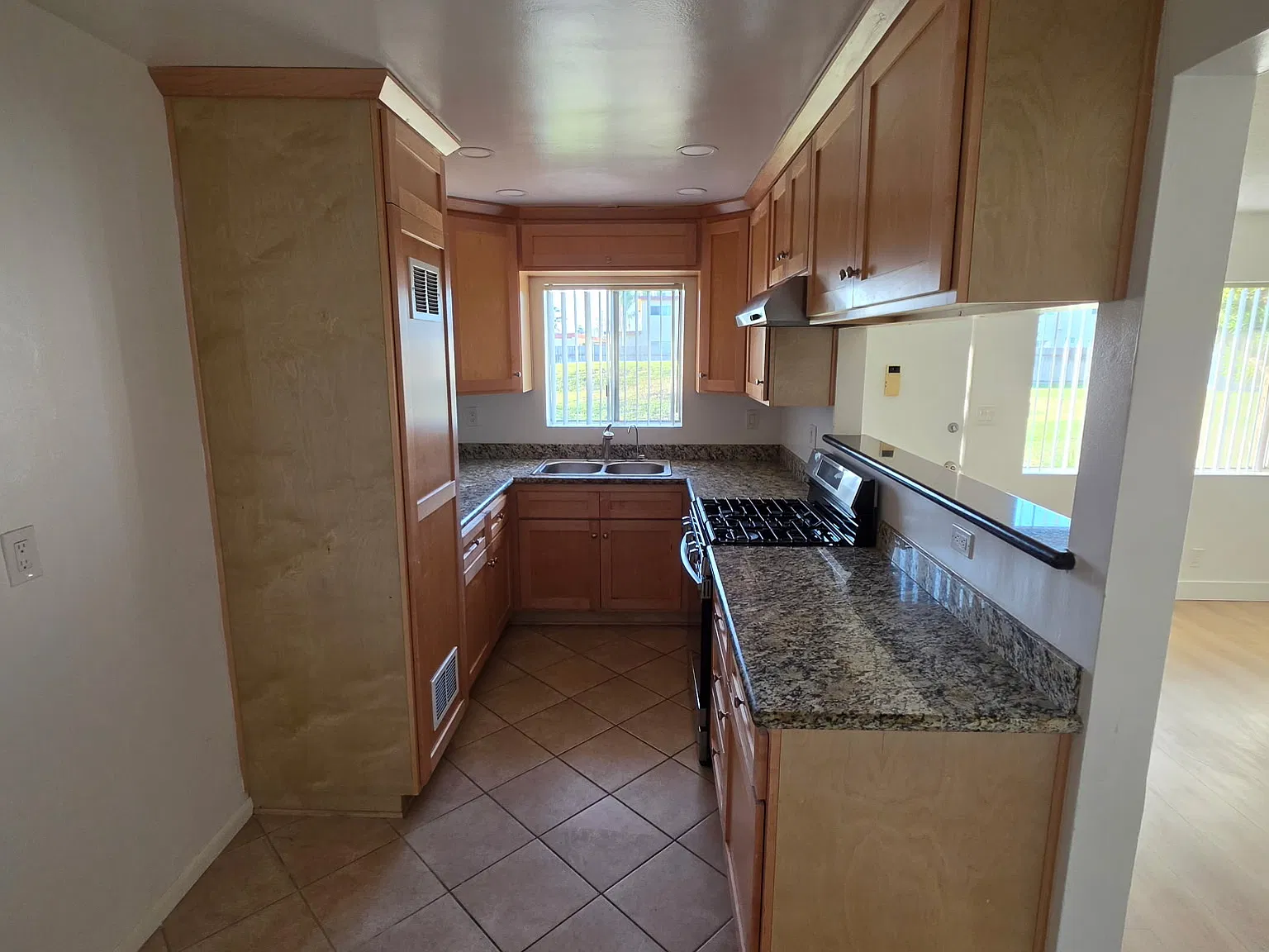 1 bed, 700 sqft, $2,300 — Photo 3