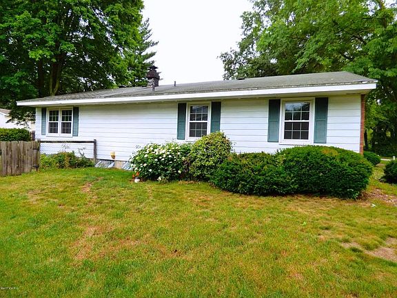 3rd image of 1124 Sassafras Ln