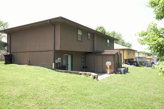 2nd image of 3201 Squire Ln