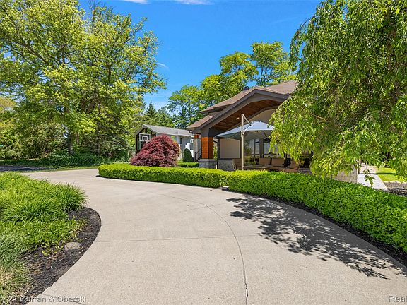3rd image of 1345 E Lake Dr