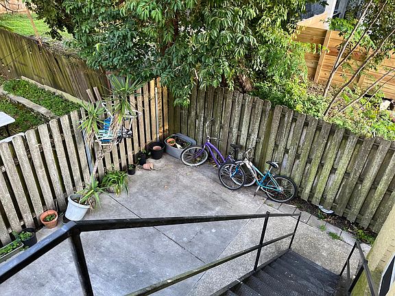 4th image of 519 Constantinople St #B
