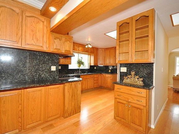 5th image of 410 Gilbert Ave