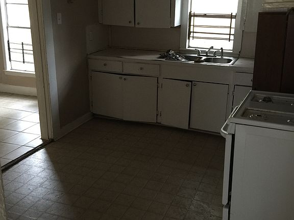 4th image of 2917 Desoto St