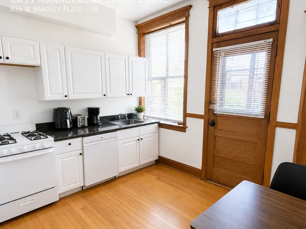 836 W Bradley Pl, Chicago, IL