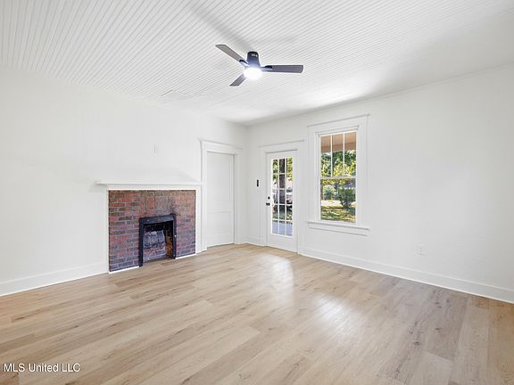 4th image of 108 Camille St