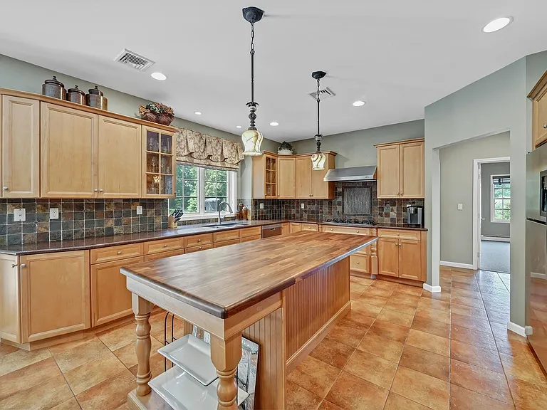24 Charnwood Dr — Photo 11