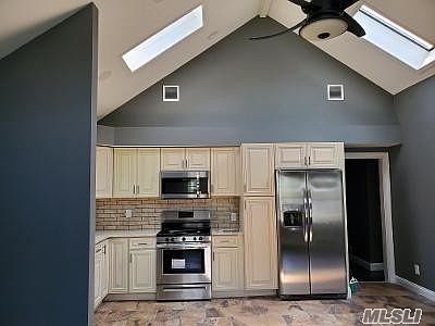 5th image of 66 Edgewater Dr