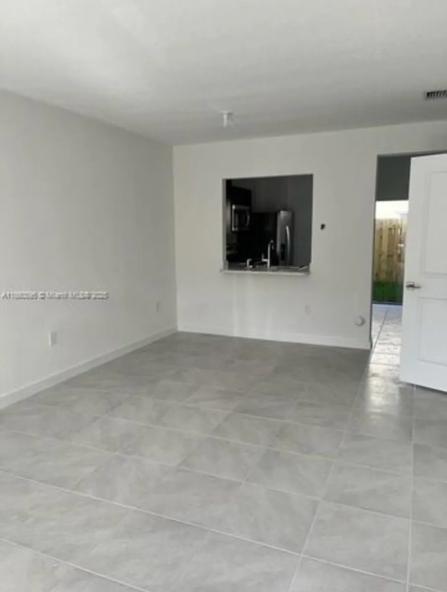 Building Photo - 556 NE 4th St #1