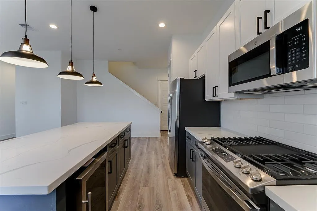 3 bed, 2.5 bath, 1579 sqft, $2,400 — Photo 3