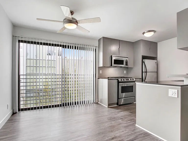117 Pacific St. in Sant Monica - 1 block to the beach and Main St! — Photo 3