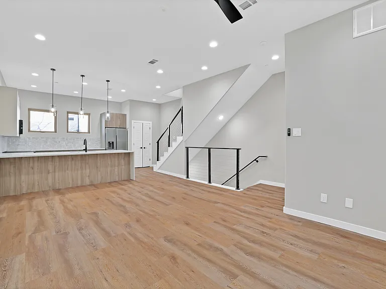 2815 Weisenberger St #201 — Photo 5