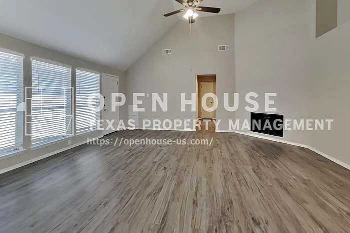 13215 Noble St — Photo 4