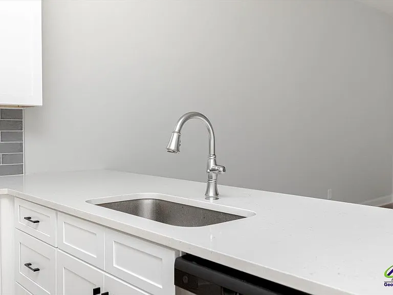1013 Northside Dr — Photo 38