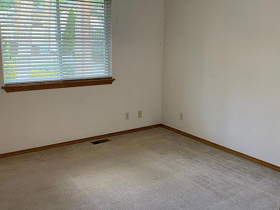 5th image of 211 S Riverwood Ct