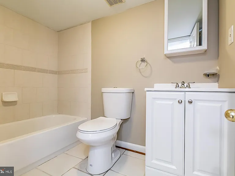 130 W Randall St — Photo 22
