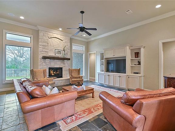 2nd image of 4401 Amberley Pl