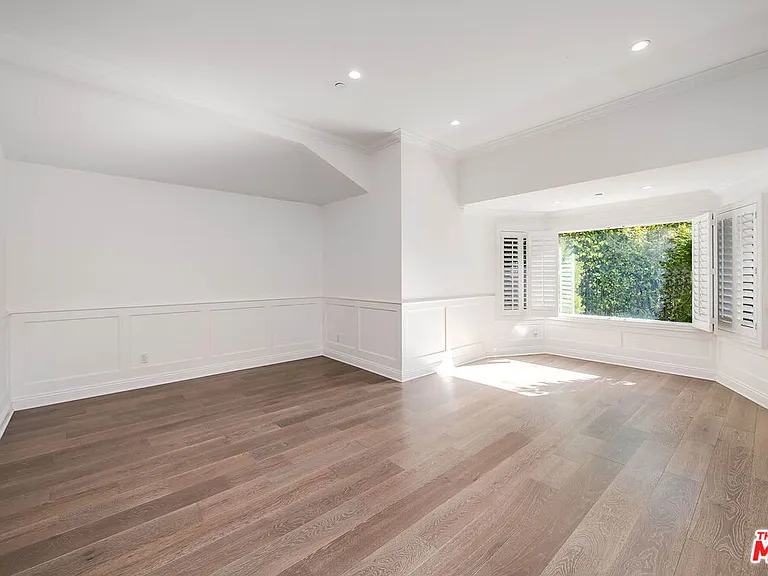 4222 Woodman Ave — Photo 8