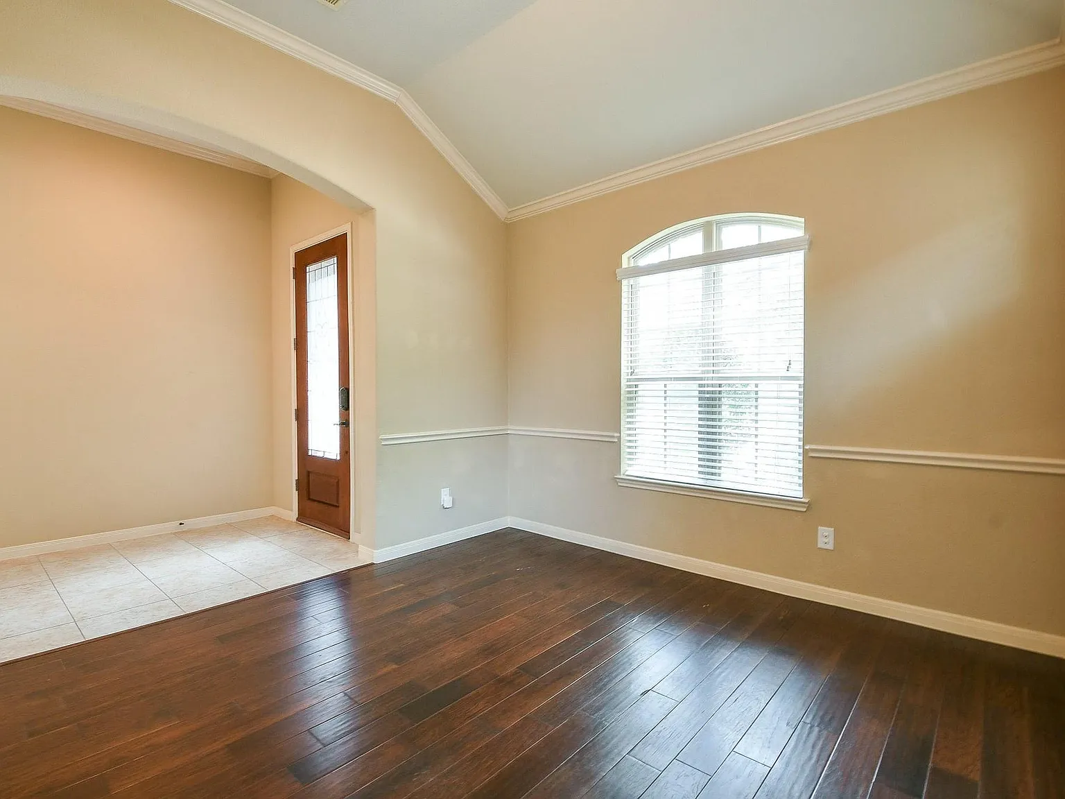3 bed, 2.0 bath, 2098 sqft, $2,900 — Photo 3